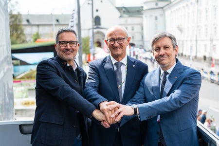 Beim Rennstart hoben die Euregio-VertreterInnen die Bedeutung der Tour of the Alps für die gesamte Region hervor: (von links) Landeshauptmann Arno Kompatscher (Südtirol), Landeshauptmann Anton Mattle (Tirol) und Landeshauptmannstellvertreter Achille Spinelli (Trentino). (Foto: Land Tirol/Fitsch)
