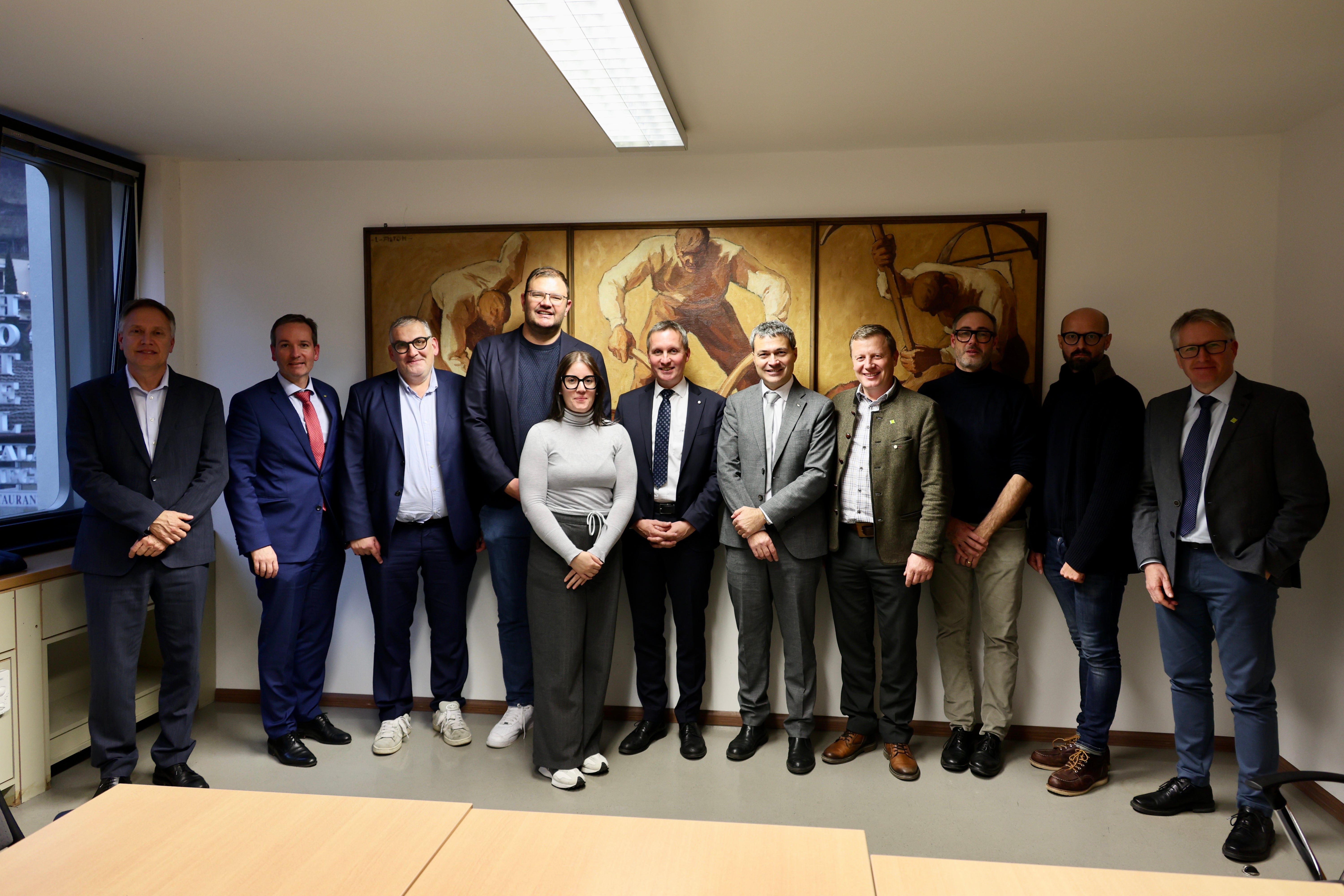 Zusammenarbeit zwischen Landwirtschaft und Gastronomie beim Weingipfel gestärkt: (von links) Ressortdirektor Ulrich Höllrigl, HGV-Direktor Raffael Mooswalder, Direktor Agrar bei IDM Thomas Fill, IDM-Präsident Hansi Pichler, Julia Gasser, Mitarbeiterin des HGV im Bereich Unternehmensberatung und dort Geschäftsführerin der Angebotsgruppen Südtiroler Gasthaus, Vinum Hotels und Historic South Tirol, Landesrat Luis Walcher, HGV-Präsident Klaus Berger, Bauernbund-Obmann Daniel Gasser, Präsident Konsortium Südtirol Wein Andreas Kofler, Direktor Konsortium Südtirol Wein Eduard Bernhard, Bauernbund-Direktor Siegfried Rinner. (Foto: LPA/Ressort Landwirtschaft, Forstwirtschaft und Tourismus)