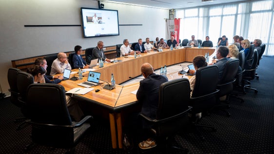 Gewerkschaften und Wirtschaftsverbände haben sich mit Landeshauptmann Kompatscher getroffen, um über Möglichkeiten der IRAP-Reduzierung zu diskutieren. (Foto: LPA/Fabio Brucculeri)