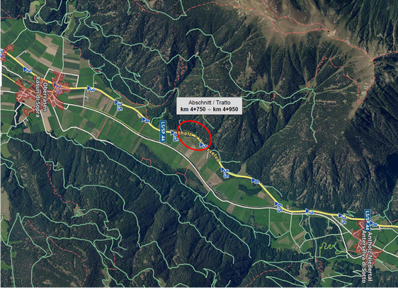 In quest'area della strada provinciale di Anterselva, è necessario costruire un vallo di protezione da caduta massi per sostituire la funzione protettiva del bosco danneggiato dal bostrico (Foto: ASP)