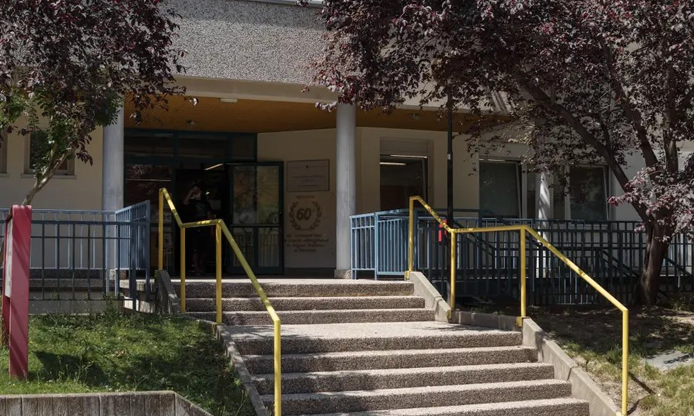 La Giunta provinciale ha approvato il programma planivolumetrico della Scuola professionale provinciale alberghiera “Cesare Ritz” di Merano, unica scuola in lingua italiana dedicata alla formazione alberghiera in Alto Adige. Previsti una nuova mensa, un parcheggio coperto e un nuovo convitto oltre alla ristrutturazione dell'edificio esistente. Nella foto l'entrata della scuola. (Foto: USP)