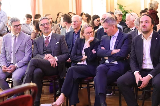 Vor Beginn der Feierstunde zum 50-jährigen Bestehen der Landeshotelfachschule Kaiserhof (von links): der Präsident des Hoteliers- und Gastwirteverbandes HGV Klaus Berger, Landeshauptmann Arno Kompatscher, Landesrätin Magdalena Amhof, Landesrat Luis Walcher, Landesrat Philipp Achammer (Foto: LPA/Maja Clara)