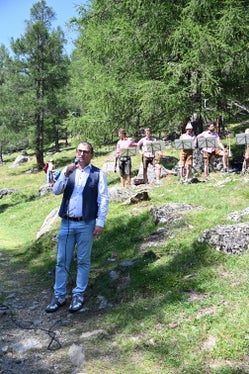 Ultner Bürgermeister Stefan Schwarz bei der Eröffnung am 25. Juli; im Hintergrund die Walburger Tanzlmusi. (Foto: LPA/Landesamt für Geologie und Baustoffprüfung)(Foto: LPA/Landesamt für Geologie und Baustoffprüfung)