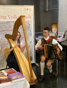 Die Geschwister Lena und Simon Hopfgartner waren eine der insgesamt neun Gruppen und Solistinnen und Solisten aus den Südtiroler Musikschulen. (Foto: Referat Volksmusik)