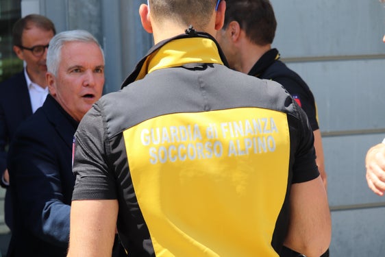 Diverse organizzazioni si sono dedicate alla ricerca e al salvataggio di persone scomparse. Nella foto un momento di una riunione di due anni fa presso l'Agenzia per la Protezione Civile: da sinistra (sullo sfondo) il direttore dell'Agenzia per la Protezione Civile Klaus Unterweger, il presidente provinciale del Soccorso Alpino e Speleologico dell'Alto Adige CNSAS Giorgio Gajer e un rappresentante del Soccorso Alpino della Guardia di Finanza. (Foto: ASP/Maja Clara)