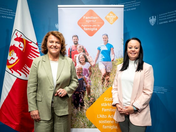 L’assessora alla Famiglia Rosmarie Pamer e la direttrice dell’Agenzia per la famiglia Monika Conrater hanno illustrato le diverse possibilità di sostegno offerte alle famiglie in Alto Adige. (Foto: USP/Fabio Brucculeri)