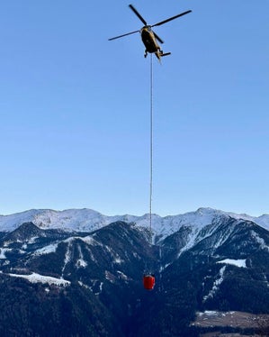 Zwei Super Puma sind heute für die Eindämmung des Waldbrandes am Sonnenberg bei Latsch im Einsatz, ihr Löschwasserbehälter umfasst 4000 Liter. (Foto: LPA/Heli Austria)