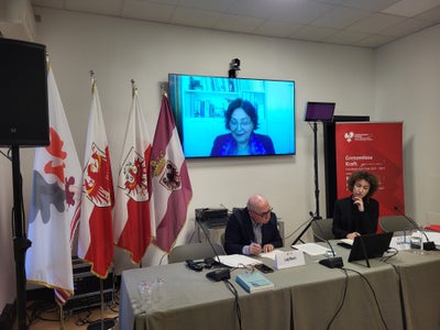 La direttrice Floriana Galluccio (collegata da remoto) ha presentato il Centro Interuniversitario OSAII che si occupa di analizzare la struttura amministrativa italiana e che mira a promuovere la coesione istituzionale - in foto con (da sinistra) Luigi Blanco (vicedirettore Centro OSAII) con la moderazione di Elisa Bertò. (Foto: Euregio)