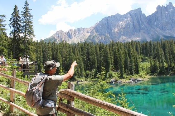 Südtirol Ranger Giorgio Poschiavin informiert Besucherinnen und Besucher allgemein über den Karer See und das umliegende Gebiet (Foto: LPA/Agentur Landesdomäne/Andreas Agreiter)