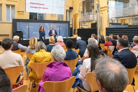238 Fremdenführerinnen und Fremdenführer sind in Südtirol aktiv, 15 weitere kommen nun neu dazu. Um der großen Nachfrage künftig noch besser entsprechen zu können und mehr Menschen die Möglichkeit zur Ausübung des Berufs des Fremdenführers oder der Fremdenführerin ermöglichen zu können, arbeite der Funktionsbereich Tourismus derzeit an der Durchführung einer weiteren Befähigungsprüfung, informierten die Direktorin des Funktionsbereichs Elisa Montali und Landesrat Luis Walcher. (Foto: LPA/Greta Stuefer)