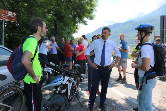 Guardare al futuro insieme. L'assessore provinciale Alfreider (nella foto in mezzo), insieme a sindaci, rappresentanti degli agricoltori, della STA e i tecnici di RFI, hanno discusso dell'ampliamento della linea ferroviaria che collega Bolzano a Merano. (Foto: ASP/Patrick Thaler)
