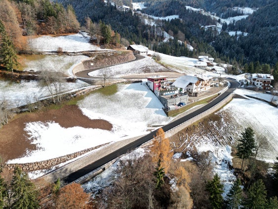 Mehr Sicherheit für die Verkehrsteilnehmer und eine bessere Erreichbarkeit soll der Ausbau der Landesstraße Laurein bringen. Die Arbeiten sind fast abgeschlossen. (Foto: LPA/Landesabteilung Tiefbau)