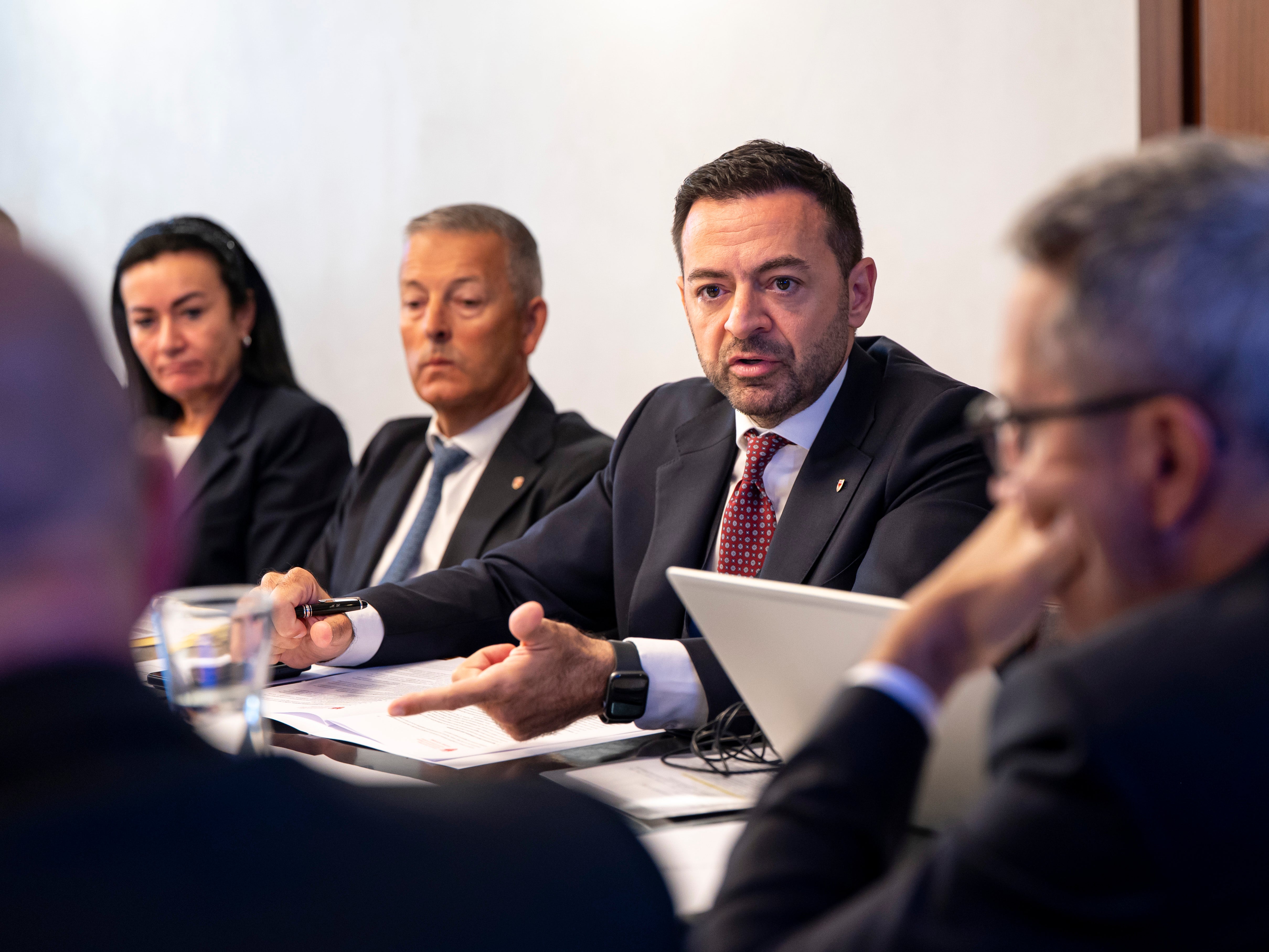 Wirtschaftslandesrat Marco Galateo hat bei der Sitzung in Bozen geplante Maßnahmen zur Aufwertung der Stadtviertel vorgestellt. (Foto: LPA/Fabio Brucculeri)