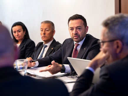 Il vicepresidente e assessore allo Sviluppo economico Marco Galateo (secondo da destra) ha illustrato il 6 ottobre la volontà di istituire un programma provinciale di sostegno e finanziamento per il commercio di vicinato nei contesti urbani. A sinistra l'assessora Mair e l'assessore Brunner, di spalle il presidente Kompatscher e il sindaco Corrarati. (Foto: USP/Fabio Brucculeri)