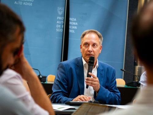 I nostri principi guida sono l'impegno verso la nostra provincia e la promessa dell'agricoltura di preservare la natura, le famiglie, la diversità e i valori per le generazioni future, ha dichiarato Ulrich Höllrigl, direttore del Dipartimento Agricoltura, Foreste e Turismo. (Foto: ASP/Fabio Brucculeri)