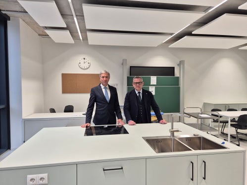 Da sinistra Alberto Conci, dirigente della Scuola provinciale per le professioni sociali “Emmanuel Lévinas”, e l'assessore provinciale alle Opere Pubbliche, Christian Bianchi, in un'aula dedicata all'istituto Levinas. (Foto: USP/Gianluca Crocco)