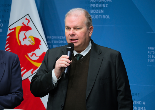 Für Quästor Paolo Sartori ist die Cyberweek eine gute Gelegenheit, um die Bevölkerung für die Risiken der digitalen Welt zu sensibilisieren. (Foto: LPA/Lukas Forer)