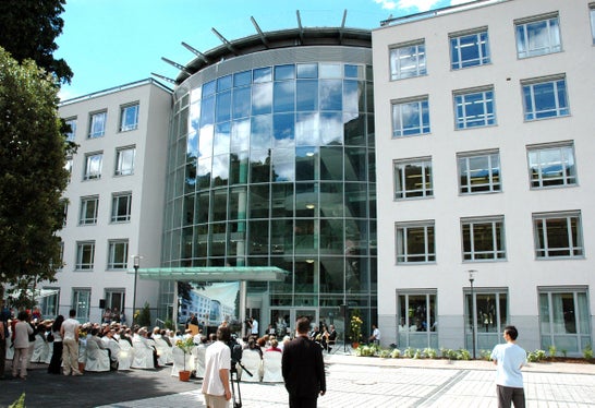 Wie in ganz Europa macht sich auch in Südtirol - im Bild das Krankenhaus Meran - ein wachsender Fachkräftemangel bemerkbar. Um die ärztliche Versorgung auf lange Sicht zu sichern und gleichzeitig jungen Menschen ein Medizinstudium zu ermöglichen, finanziert das Land seit einigen Jahren Studienplätze an der Paracelsus Medizinischen Privatuniversität in Salzburg. (Foto: LPA)