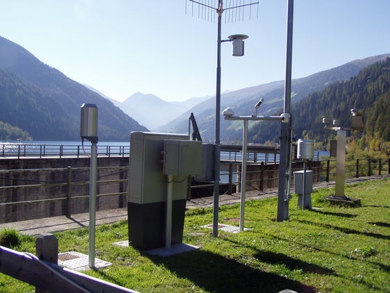 Insgesamt gesehen lagen die Temperaturen im meteorologischen Sommer knapp über dem Durchschnitt der vergangenen 30 Jahre. Im Bild die Wetterstation in St. Walburg in Ulten mit Blick auf den Zoggler Stausee (Foto: Agentur für Bevölkerungsschutz/Amt für Meteorologie und Lawinenwarnung)