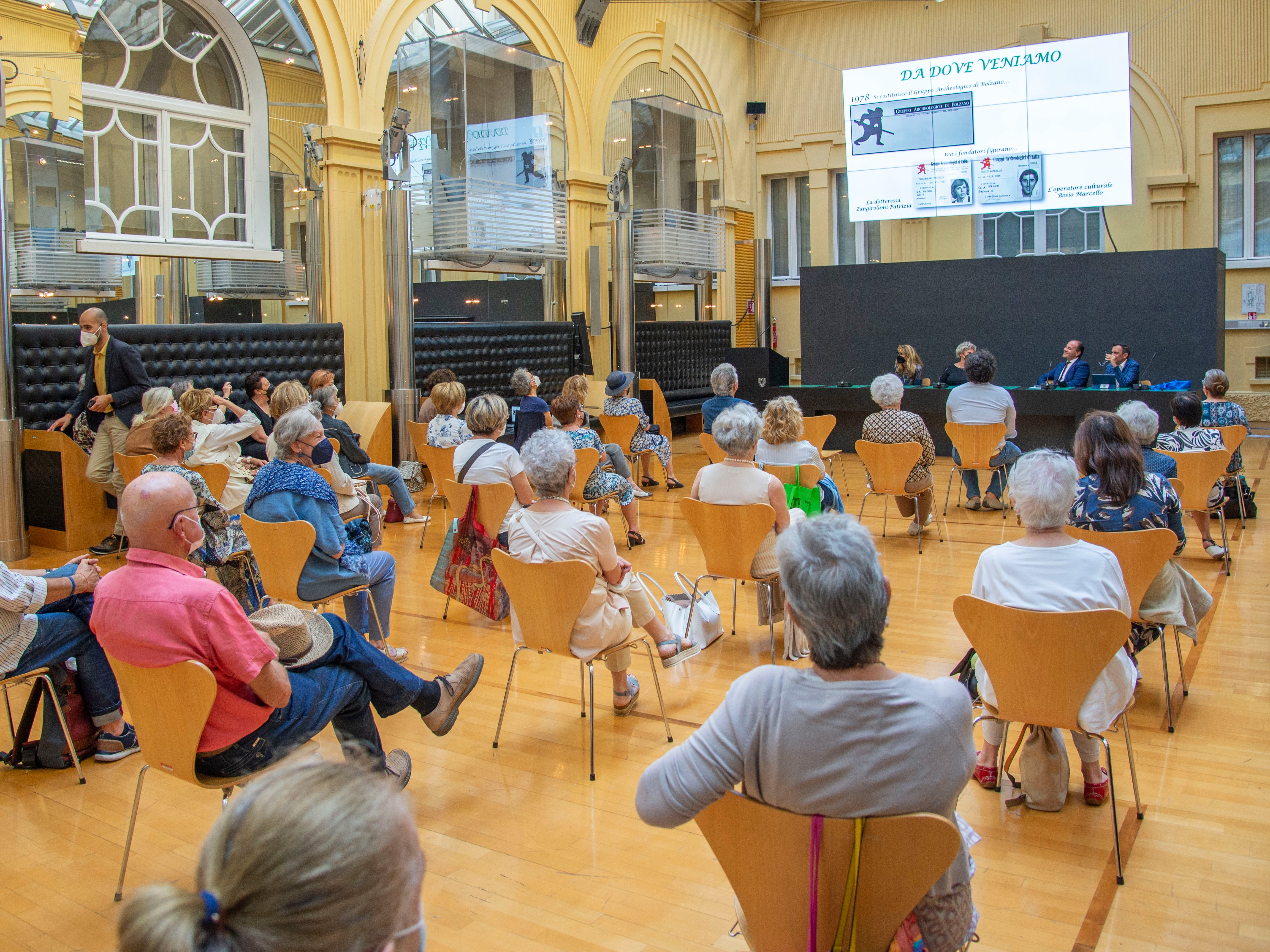 Grande partecipazione di persone nel cortile interno di Palazzo Widmann per la cerimonia che ha suggellato la donazione della biblioteca Archeoart alla biblioteca provinciale in lingua italiana Claudia Augusta (Foto: ASP/Fabio Brucculeri)