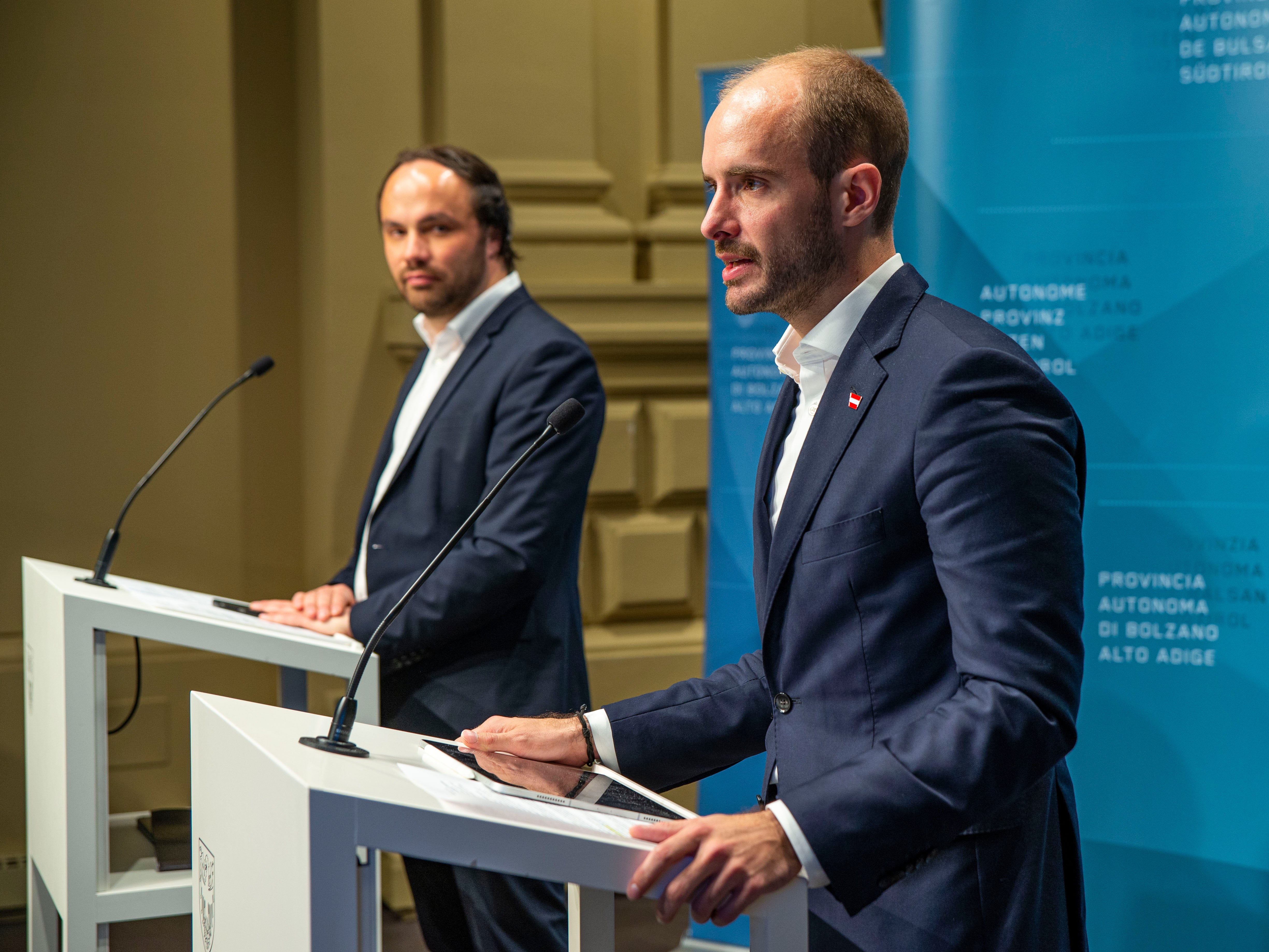 Nella loro conferenza stampa, l'assessore provinciale Achammer e il segretario di Stato austriaco per la Digitalizzazione Tursky hanno sottolineato l'importanza delle competenze digitali (Foto: ASP/Fabio Brucculeri) 