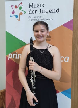 Gleich zwei Südtirolerinnen wurden in Graz mit höchster Punktezahl als Bundessiegerinnen gekürt: Chantal Ramona Veit aus Bozen und Lia Obexer aus Brixen. Lia (im Bild) studiert am Landeskonservatorium in Innsbruck Klarinette und hat in der Kategorie IIIplus diesen großen Erfolg erzielt. (Foto: Privat)