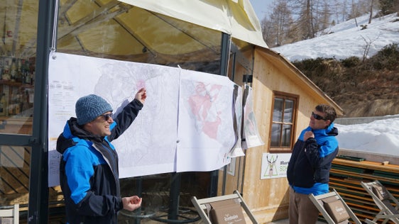 Diego Mantovani (a sin.) e Christoph Oberschmied del Centro funzionale dell’Agenzia per la Protezione Civile presentano gli strumenti di pianificazione (Catasto valanghe e piani di zona). (Foto: Agenzia per la protezione civile/Ufficio meteorologia e prevenzione valanghe)