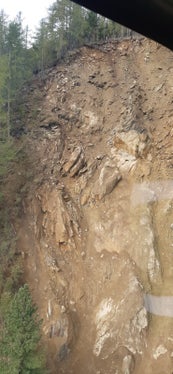 Die Mitarbeiter des Straßendiensts und einer spezialisierten Firma haben die Hänge am von Steinschlag betroffenen Abschnitt der Straße ins Schnalstal von losem Material gesäubert. Die Abbruchstelle wurde bei einem Hubschrauberflug genau unter die Lupe genommen. (Foto: LPA/Landesstraßendienst)
