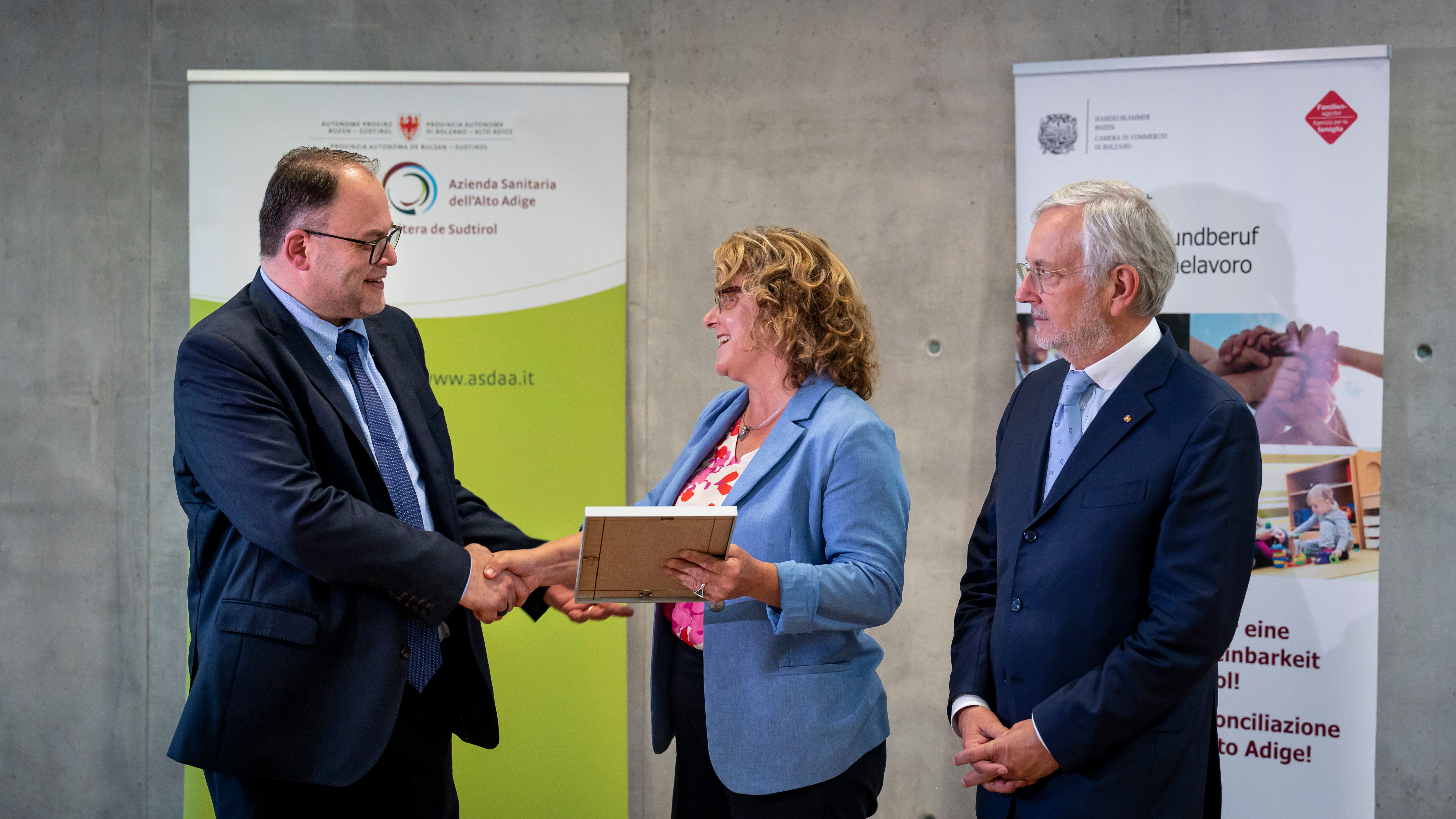 Generaldirektor Christian Kofler hat am 10. September das Zertifikat des audit familieundberuf aus den Händen von Landesrätin Rosmarie Pamer und Handelskammerpräsident Michl Ebner entgegengenommen. (Foto: LPA/Fabio Brucculeri)