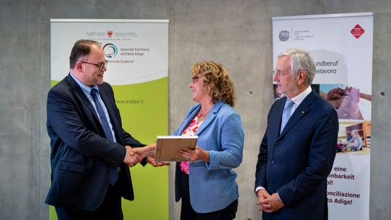 Generaldirektor Christian Kofler hat am 10. September das Zertifikat des audit familieundberuf aus den Händen von Landesrätin Rosmarie Pamer und Handelskammerpräsident Michl Ebner entgegengenommen. (Foto: LPA/Fabio Brucculeri)
