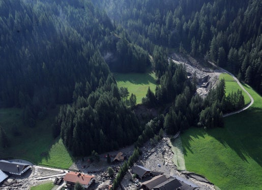 Archivbild:  Zwei Todesopfer und Schäden in Höhe von über 18 Millionen Euro hatten die Unwetter in der Nacht auf den 5. August 2012 im Wipptal gefordert. Wohl am stärksten von Regen, Hagel, Murabgängen und Überschwemmungen betroffen war dabei die Gemeinde Pfitsch, wie der Blick auf die Siedlung Fußendraß am 5. August 2012 zeigt. (Foto: LPA/Landeswarnzentrum in der Agentur für Bevölkerungsschutz) 