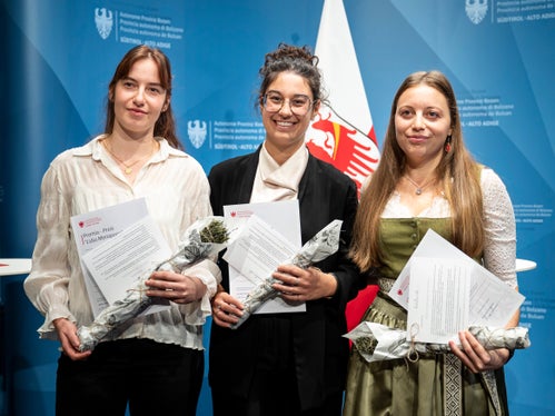 Die Preisträgerinnen Sofia Moratti (im Bild von links), Alena Kerer und Camilla Cristofoletti. (Foto: LPA/Fabio Brucculeri)