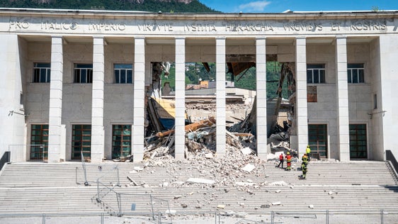 Sono ceduti i pilastri portanti del Palazzo di Giustizia e con essi una vasta parte del Tribunale, tra cui le aule di Corte d’Assise e i quattro piani sovrastanti, crollati assieme alla struttura. (Foto: USP/Fabio Brucculeri)