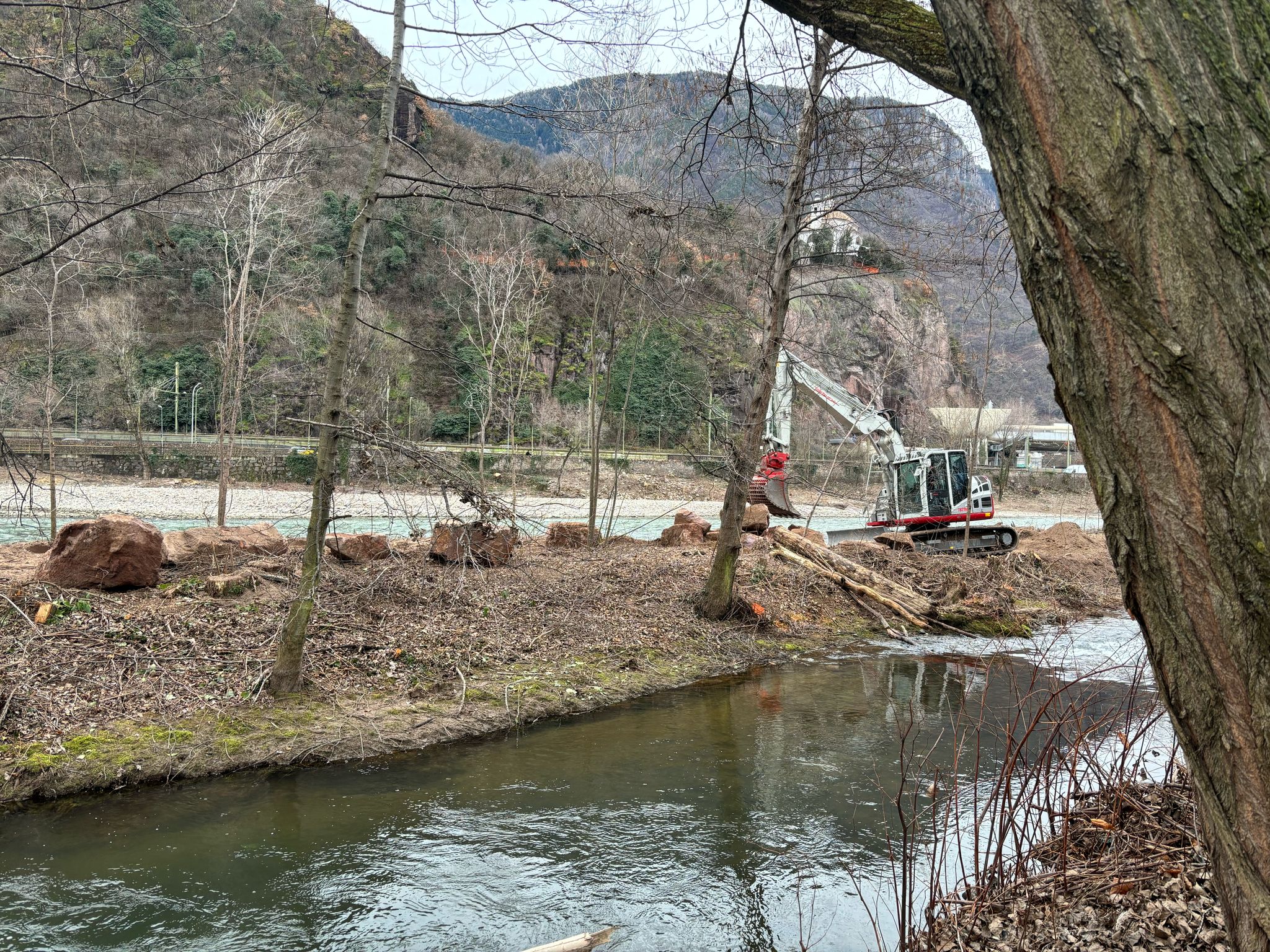 Seit Anfang Jänner arbeitet das Landesamt für Wildbach- und Lawinenverbauung Süd entlang der Ufer des Eisacks in Bozen. (Foto: LPA/Maja Clara)