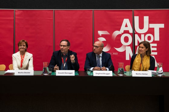 Am heutigen Vormittag stand die Geschichte des Zweiten Autonomiestatuts im Mittelpunkt: im Bild (v.l.) die Vortragenden Martha Stocker, Oswald Überegger, Siegfried Brugger und Martha Gärber. (Foto: LPA/Claudia Corrent)