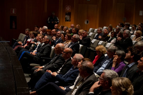 Numerosi ospiti d'onore e cittadini hanno assistito alla cerimonia commemorativa nella Walthersaal. (Foto: USP/Manuela Tessaro)
