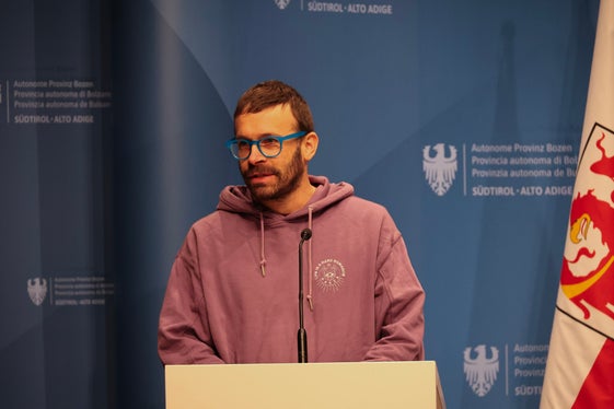 Florian Pallua, coordinatore per i Giovani del Forum Prevenzione, ha descritto il progetto come un processo per cambiare la consapevolezza nelle comunità e nella politica. (Foto: USP/Clara Masiero)