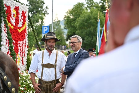 Begegnung der Euregio und des aktuellen Vorsitzlandes Südtirol mit der Bevölkerung: Euregio-Präsident und Südtirols Landeshauptmann Arno Kompatscher (r.) im Gespräch mit einem Festteilnehmer (Foto: Bruneck Kronplatz Tourismus/Gianvito Coco)