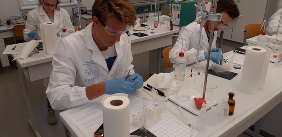 Der diesjährige Landeswettbewerb der Chemieolympiade startet am Dienstag, 23. April. Die Preisverleihung findet am darauffolgenden Tag, am 24. April, statt. (Foto: LPA/Bildungsdirektion)