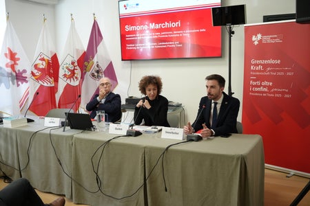 Beim Euregio-Dienstag vom 28. Oktober stand die Geschichtsforschung im Mittelpunkt: (von links) Luigi Blanco (Universität Trient, Präsident der Stiftung „Historisches Museum des Trentino“ und OSAII-Vizedirektor), Elisa Bertò (Vertreterin des Trentino im Euregio-Generalsekretariat) und Simone Marchiori (Trentiner Landesrat zur Förderung der Kenntnis der Autonomie). (Foto: Euregio)