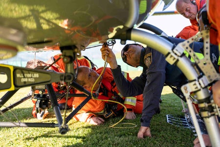 Schlagkräftig wurden die Übungsszenarien abgearbeitet, Hubschrauber effizient eingesetzt und koordiniert sowie Einsatzerfahrungen ausgetauscht. (Foto: Feuerwehr Anras/Simon Kofler)
