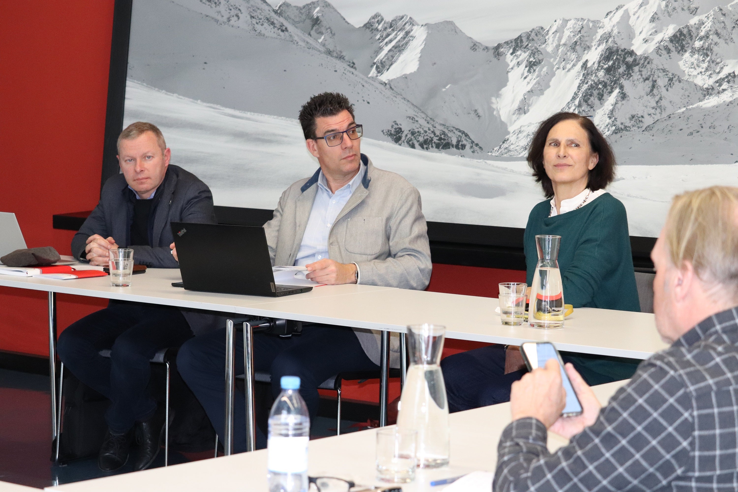Kick-off-Veranstaltung zum Interreg-Projekt Cairos (von links): Euregio-Generalsekretär Christoph von Ach, Matthias Fink, Vertreter Tirols im Euregio Generalsekretariat, und die Direktorin des Landesamtes für Meteorologie und Lawinenwarnung Michela Munari (Foto: LPA/Maja Clara)