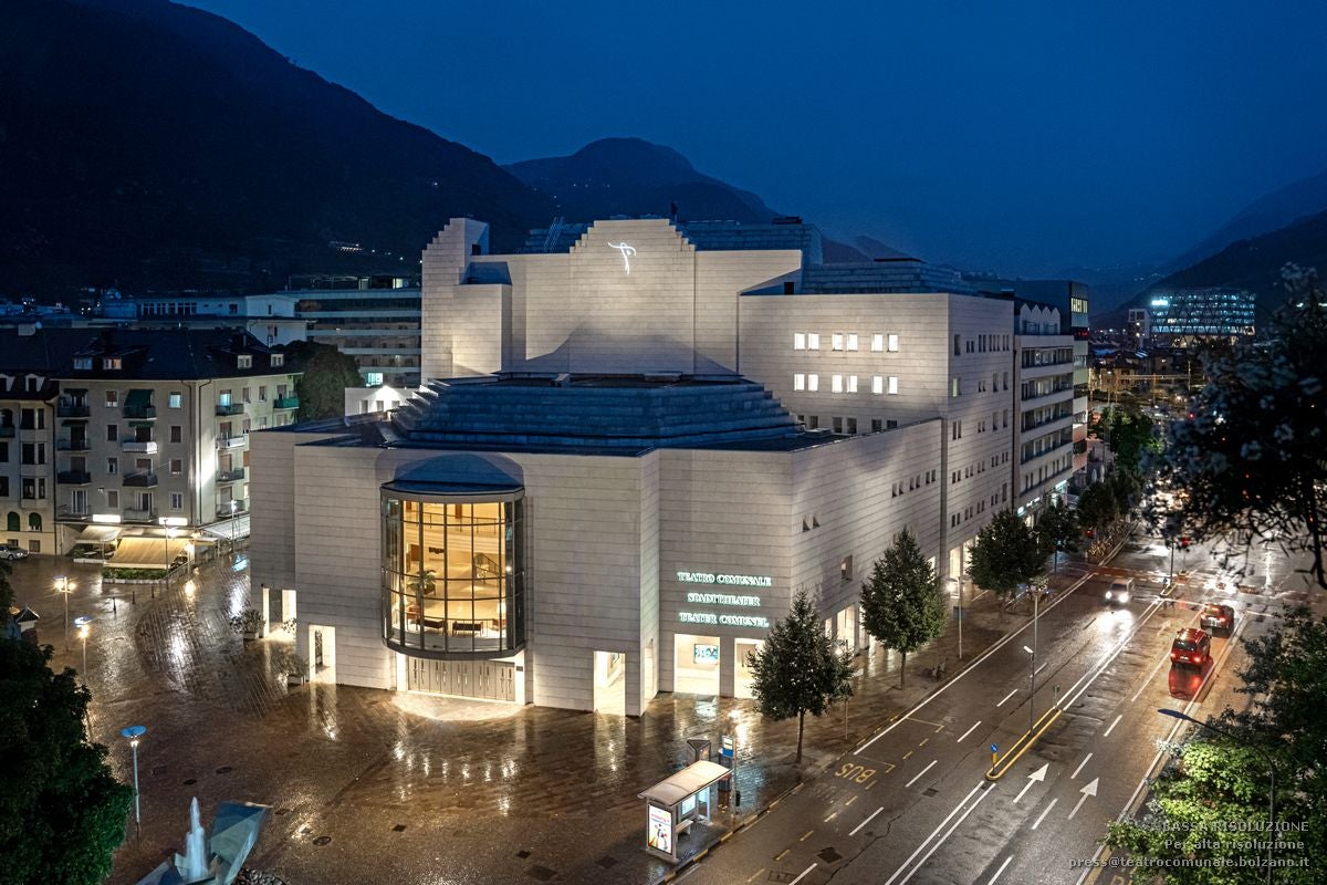 Un'immagine dall'alto del Teatro Comunale di Bolzano, sede del Teatro Stabile. L'ente riceverà una sovvenzione straordinaria per i progetti di teatro nelle scuole e nelle case di riposo. (Foto: Federico Pedrotti)