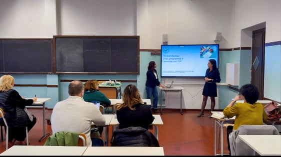 La dirigente dell’Istituto comprensivo di Laives Emanuela Scicchitano (nella foto in piedi a destra) e la professoressa Anna Del Vecchio (a sinistra) hanno condotto a Roma un workshop dedicato all'uso consapevole dell'intelligenza artificiale e coding a sostegno del successo formativo. (Foto: USP) 