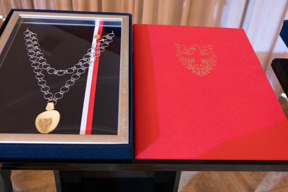 Nel corso della cerimonia per l’80° anniversario della firma dell’Accordo di Parigi a Merano, il presidente della Provincia Arno Kompatscher ha insignito i Presidenti della Repubblica Sergio Mattarella e Alexander Van der Bellen del Grand'Ordine di merito della Provincia autonoma di Bolzano (nella foto). (Foto: USP/Bernhard Aichner)