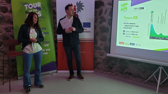 La vicesindaca e assessora allo sport di Brentonico Silvia Mozzi con il responsabile della comunicazione del Tour of the Alps David Evangelista (Foto: Euregio/Armin Gluderer)