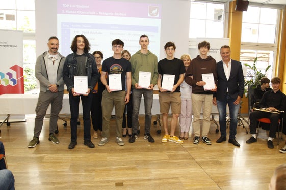 Zu den Gewinnerinnen und Gewinnern der 5. Klasse Oberschule gehören: David, Mairhofer, Jonas Seisl, Isabel Hintner, Emil Kompatscher, Max Mirandola, Jannik Rauter. (Foto: LPA/Verena Hilber)