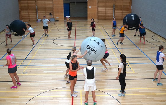 Collaborazione anziché azioni individuali: il kin-ball è uno di quegli sport di squadra con cui il Forum dello Sport di Malles sta dando nuovo slancio all’educazione fisica. (Foto: USP/Foto d’archivio Forum dello Sport di Malles 2024/Roland Weithaler)
 
