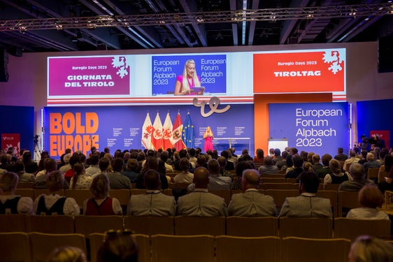 Voller Saal im Konresszentrum Alpbach beim Tiroltag: "Bold Europe" ("Mutiges Europa") ist das Motto und Ziel beim heurigen European Forum Alpbach. (Foto: Land Tirol/Sedlak)