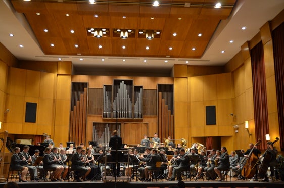Finale furioso con l'Uccello di fuoco di Stravinskij: in occasione del concerto finale dei nove partecipanti al corso di perfezionamento con il professor Laszlo Marosi e la Militärmusik della Bassa Austria, il 14 febbraio è stato presentato il nuovo accordo di cooperazione tra il Conservatorio di Bolzano, l'associazione Südtirol Musikkapellen VSM e la Militärmusik della Bassa Austria. (Foto: USP/Stephan Niederegger/VSM)